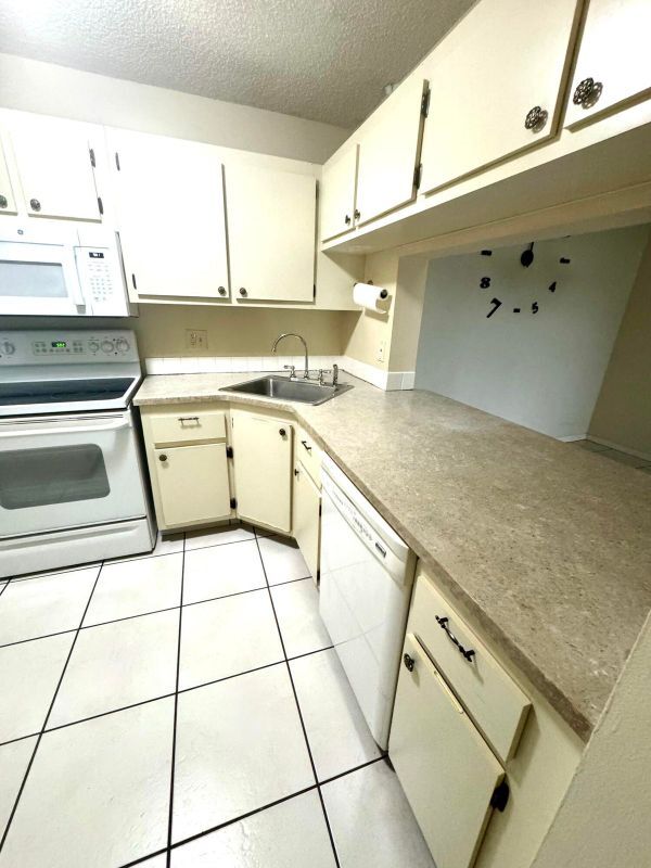 Photo - 202 Foxtail Dr