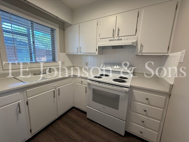 Photo - 1 Bedroom Minutes from The School of the A... Unidad 2001 S Main 207