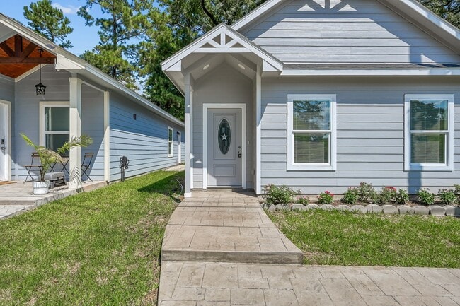 Photo - 837 Queenswood St