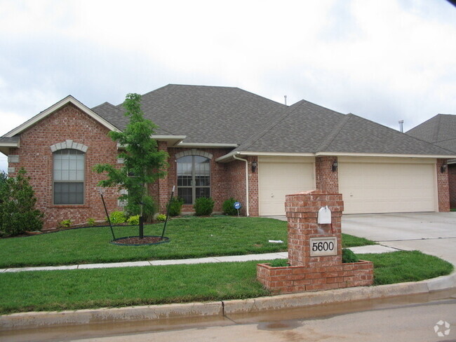Building Photo - 3 Bed 2 Bath Plus Office and Super Pool an... Rental