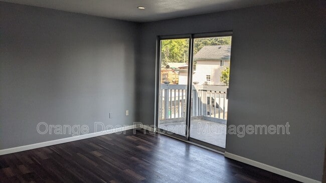 Photo - 1613 Wheeler St S