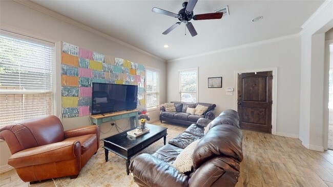 Photo - 105 Luther St