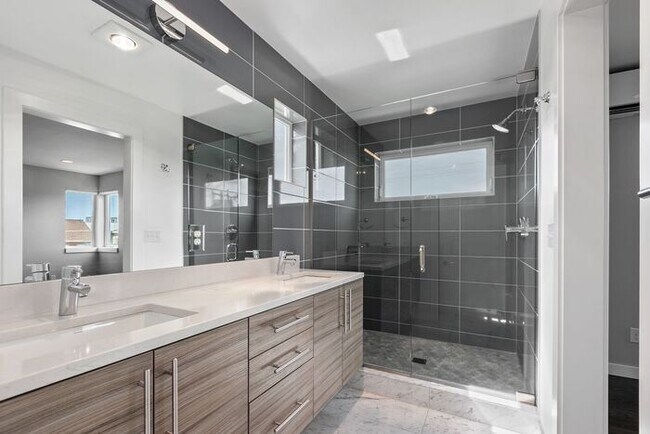 Stunning Modern Air-Conditioned in Coveted... - Stunning Modern Air-Conditioned in Coveted...