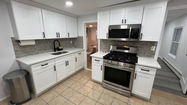 Building Photo - 151 Suydam St Rental