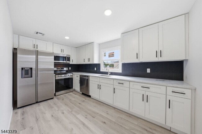 Photo - 551 Schuyler Ave
