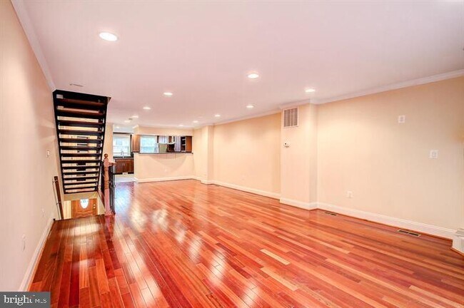 Photo - 2303 Essex St