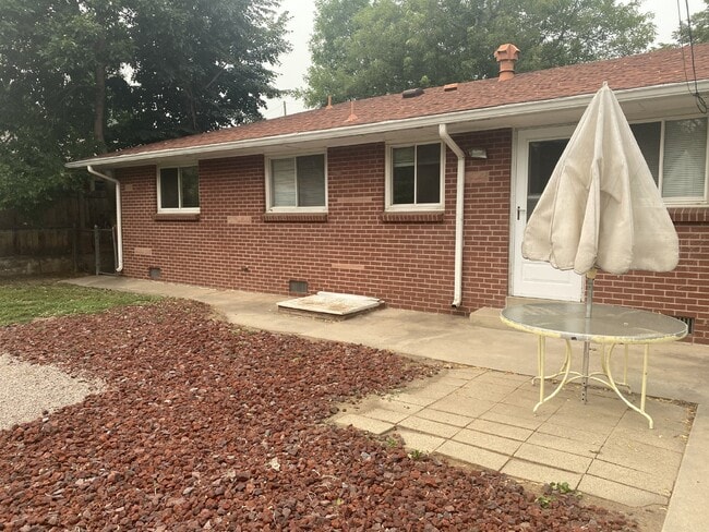 Building Photo - Remodeled Two Bedroom One Bathroom with Ya... Rental