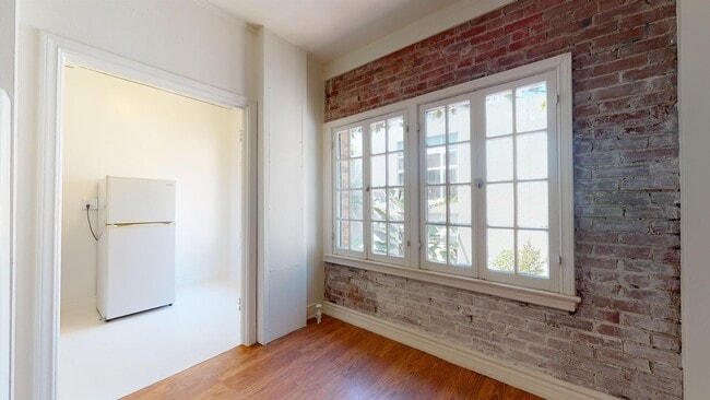 Building Photo - 21 Westminster Ave Unit 202