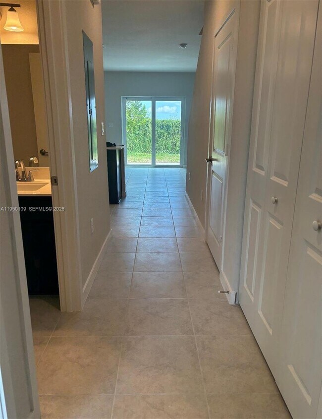 Photo - 1022 W Davis Pkwy