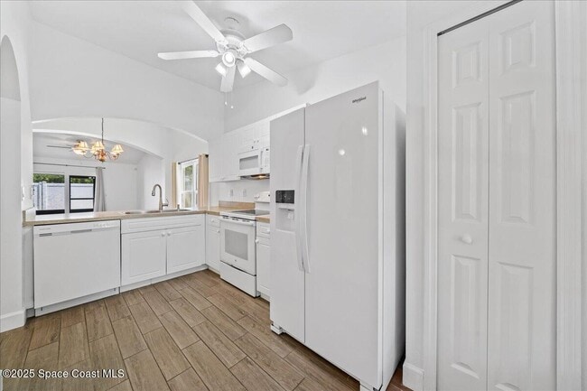 Photo - 890 Luminary Cir