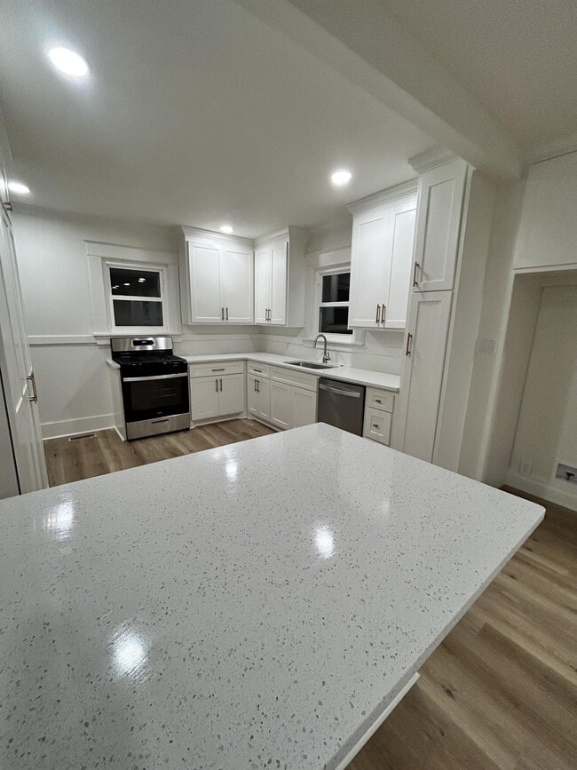 Photo - 3104 W Markham St