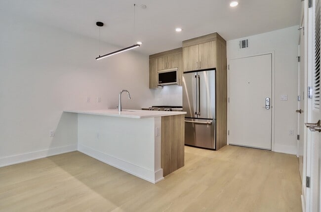 Building Photo - 303 Madison St Unit 306