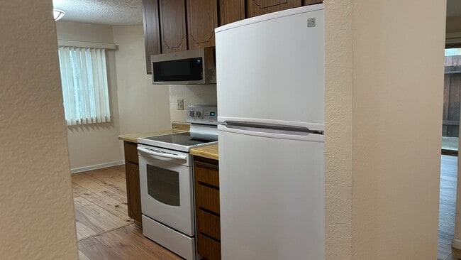 Building Photo - Spacious 3 bed/2 bath condo in Desirable Valley Crest