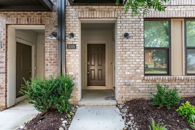 Building Photo - For Rent: Spacious 3-Bedroom Condo in the ... Unit B