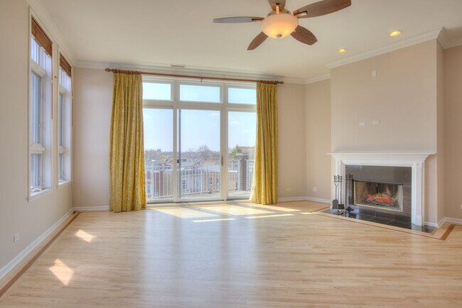 Photo - 3012 W Fullerton Ave Unit 4