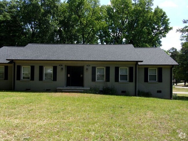 Building Photo - Spacious 2 Bedroom 1 Bath Duplex Minutes t... Rental