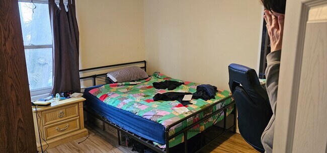 Back Large Bedroom - 877 Marion Av Unit Upper