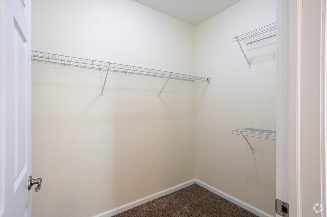2BR, 2BA - 1033SF - Walk-in Closet
