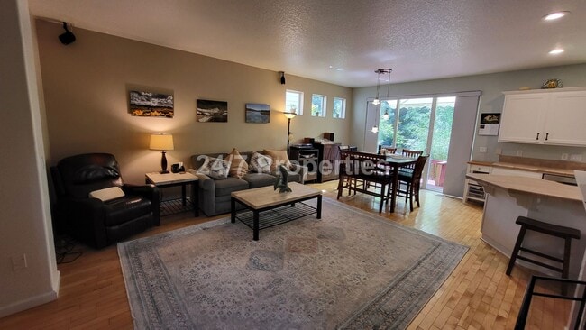 Photo - 3250 Wild Rose Loop