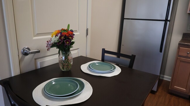 Apartamentos totalmente amueblados con acabados elegantes y cómodas zonas comunes. - Walden Station Apts