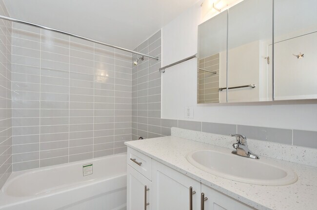 Photo - Kerrisdale A Unit 00306