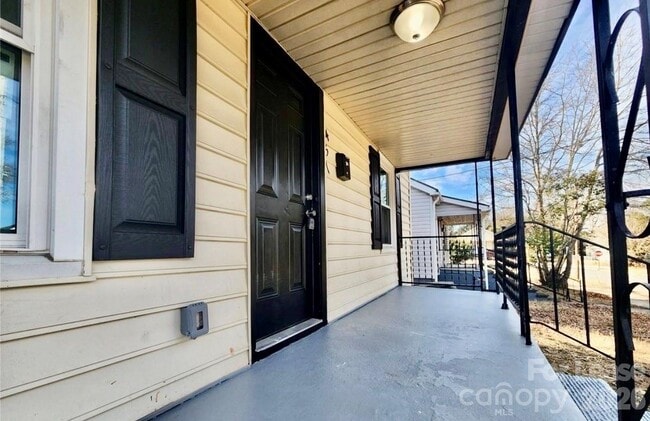 Photo - 457 Fewell St