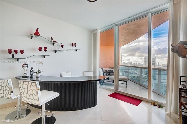 Photo - 2 br, 2.5 bath Condo - 300 S Pointe Dr Apt... Unit Apt 3306