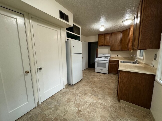 Photo - 4 bed/1.5 bath House with large backyard