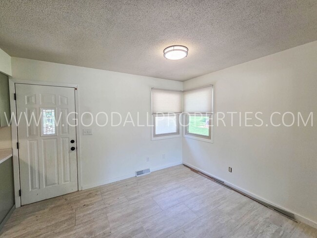 Photo - 4 Bedroom Split-Level Home for Rent in Urbandale – 2 Living Areas & Private Backyard!