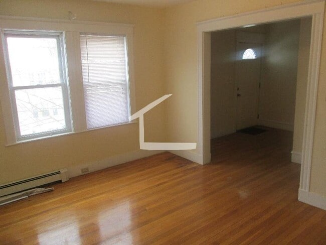 9/1 No Fee! Spacious 3BR near Oak Sq, BC, w/d in unit! - 9/1 No Fee! Spacious 3BR near Oak Sq, BC, w/d in unit!