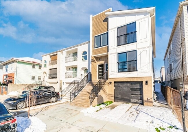 Building Photo - 68 Main St Unit 2