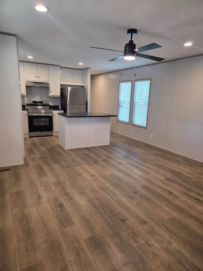 25 Colonial Dr