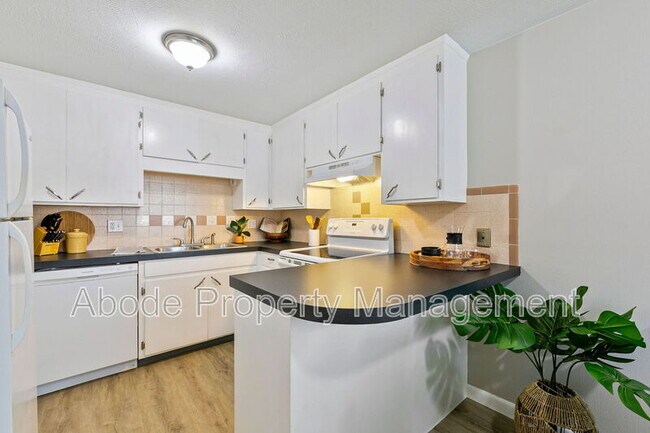 Photo - 476 W 10th St