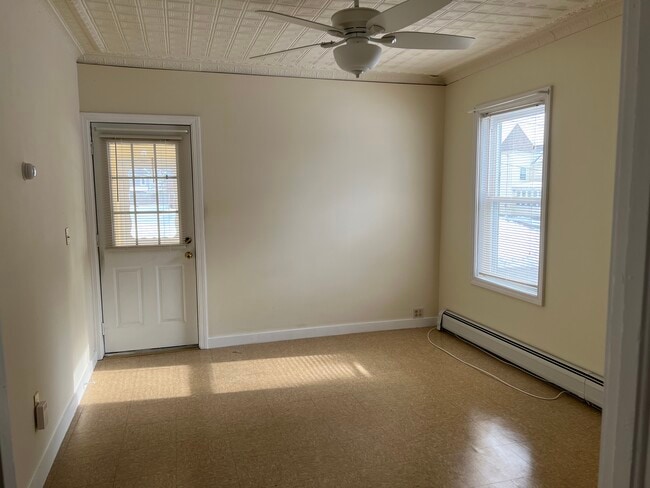 Bright Living Rm w ceiling fan - 25 Plunkett St Unit 25A