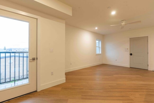 Open concept living area - 517 18th St Unit 204