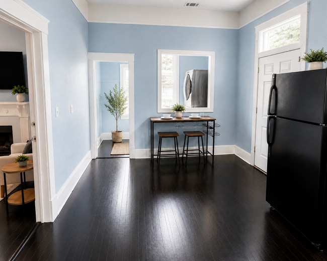 Fully equipped kitchen and dining area