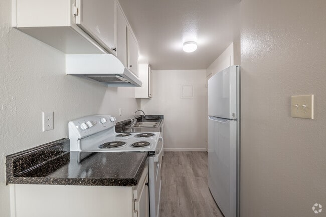 1BR, 1BA - 695SF - Kitchen - Gold Run Apartments