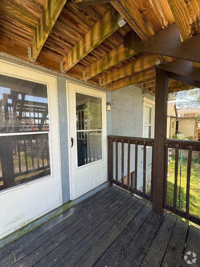 Building Photo - 310 W Maple St Rental