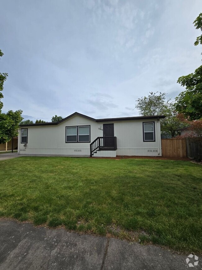 Building Photo - Pet Friendly 3 Bed / 2Bath Home w/ Carport Unit 31816-49