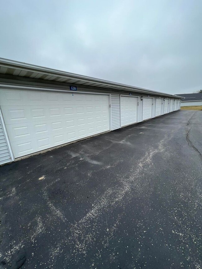 Photo - 2 Bedroom with In-Unit Washer Dryer plus G...