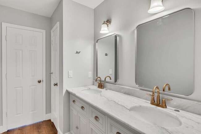Building Photo - 2135 Acklen Ave Unit 10