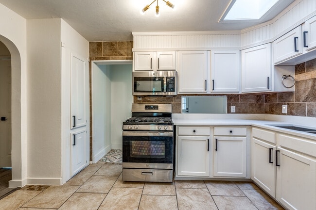 Photo - 827 Ware Blvd