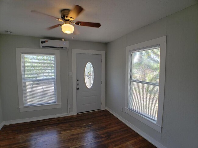 Photo - 205 W Lambert St