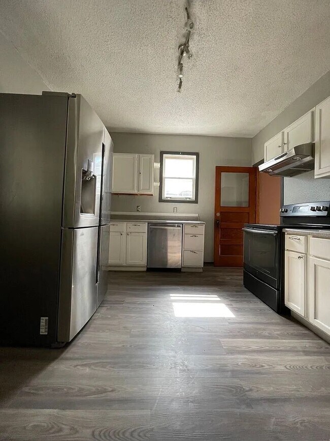 Photo - Spacious 6-Bedroom Rental Near Campus & Do...