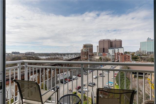 Vista desde el balcón mirando hacia el oeste, hacia el río. - 301 Virginia St Unidad Vistas on the James