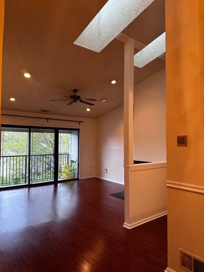 Photo - 479 Danbury Ln