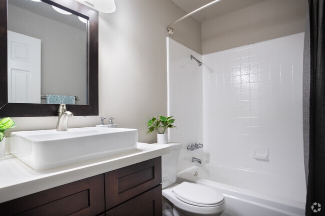 2BR, 1BA - 808 SqFt