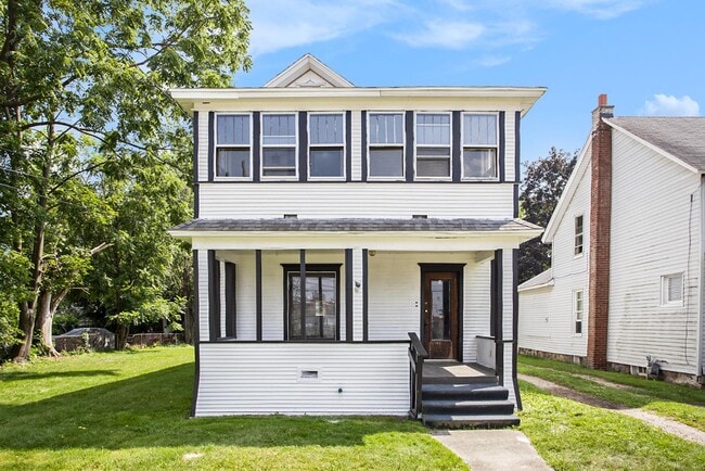 Building Photo - 198 Lathrop Ave