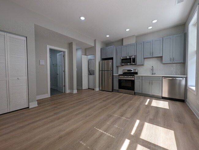 Photo - 423 W Belden Ave