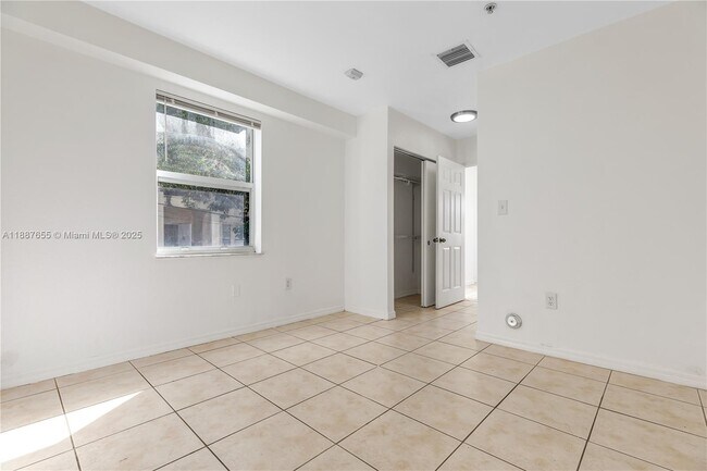 Photo - 520 SW 5th St Unit 204